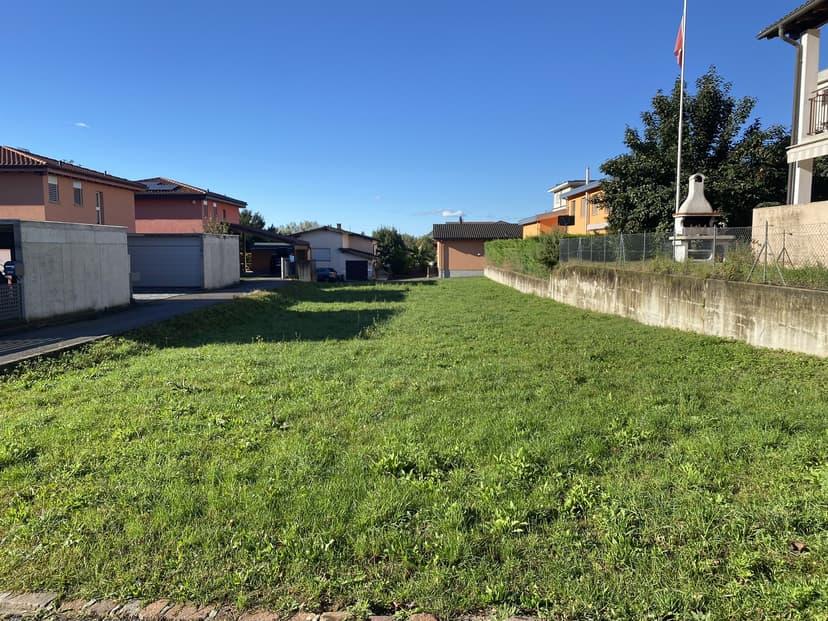 FLAT BUILDING PLOT IN RESIDENTIAL AND SUNNY AREA