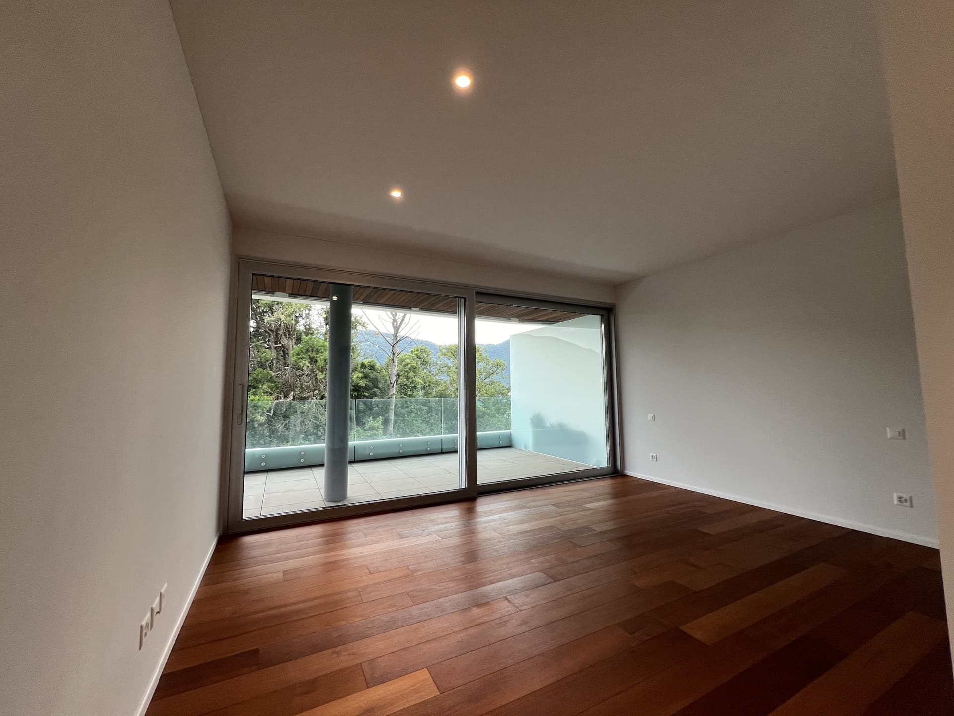 NEW 5.5 ROOM APARTMENT WITH SPECTACULAR LAKE VIEW