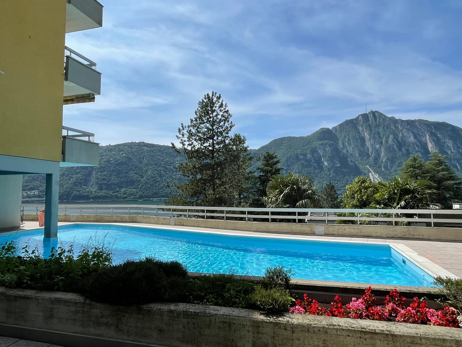  RENOVATED 2.5 ROOM APARTMENT, LOVELY LAKE VIEW