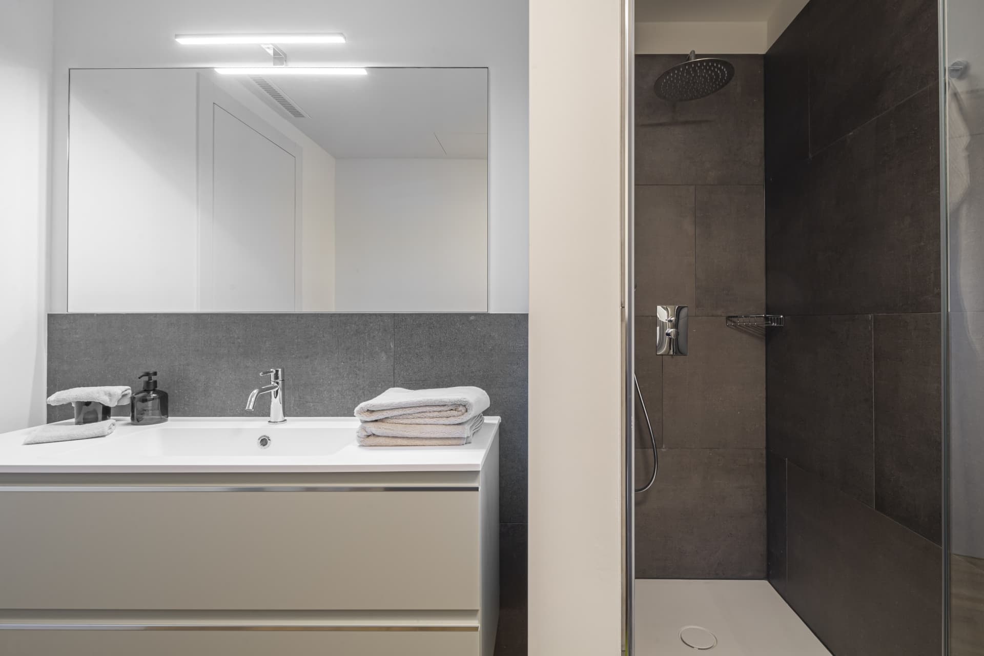 NEW 2.5 ROOMS APARTMENT FURNISHED WITH GARDEN