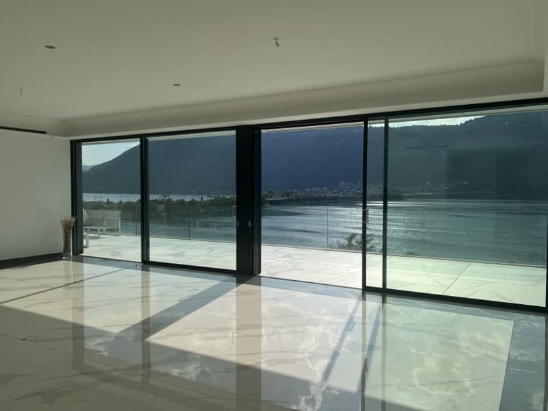 STUNNING 4.5 ROOM LAKEFRONT PENTHOUSE