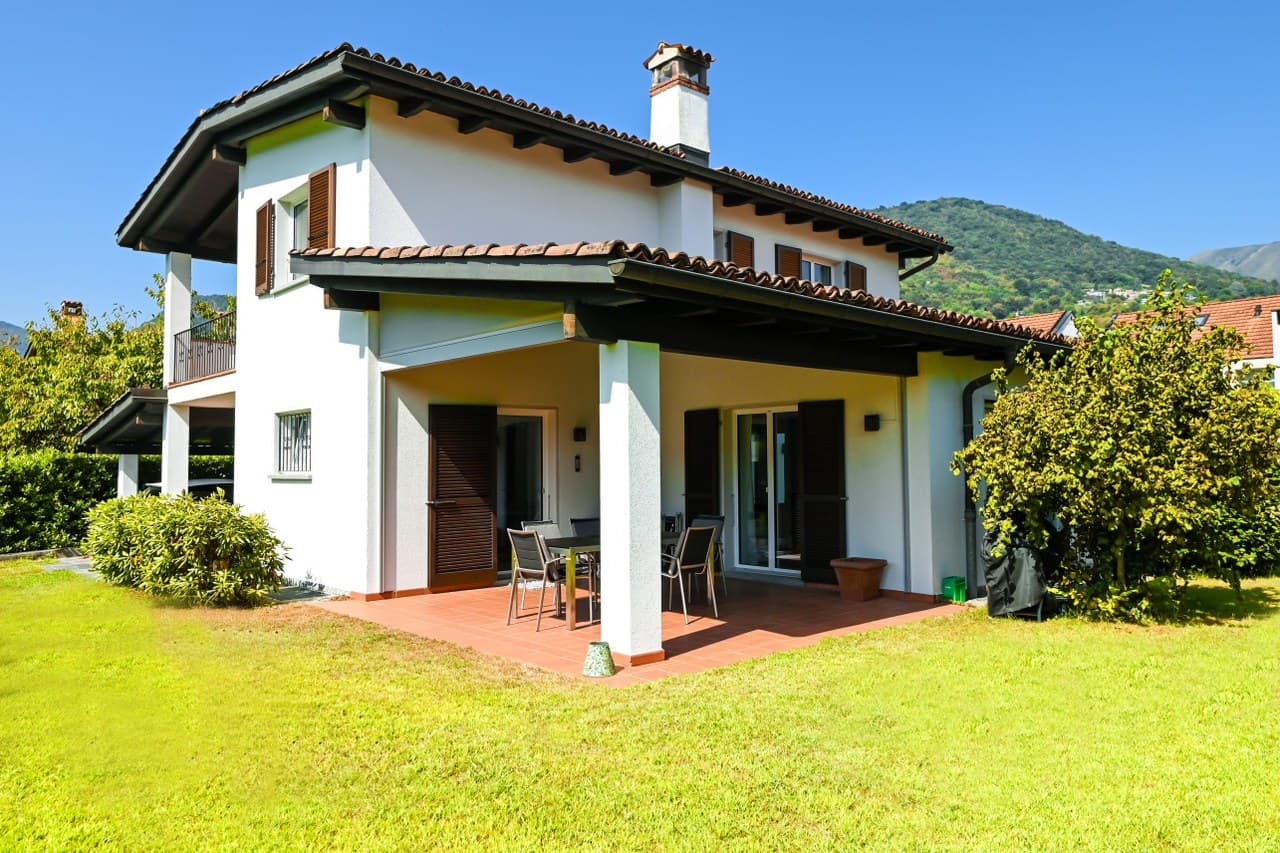 VILLA WITH POOL AND GARDEN