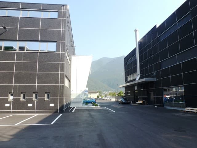 SPACIOUS COMMERCIAL SPACE