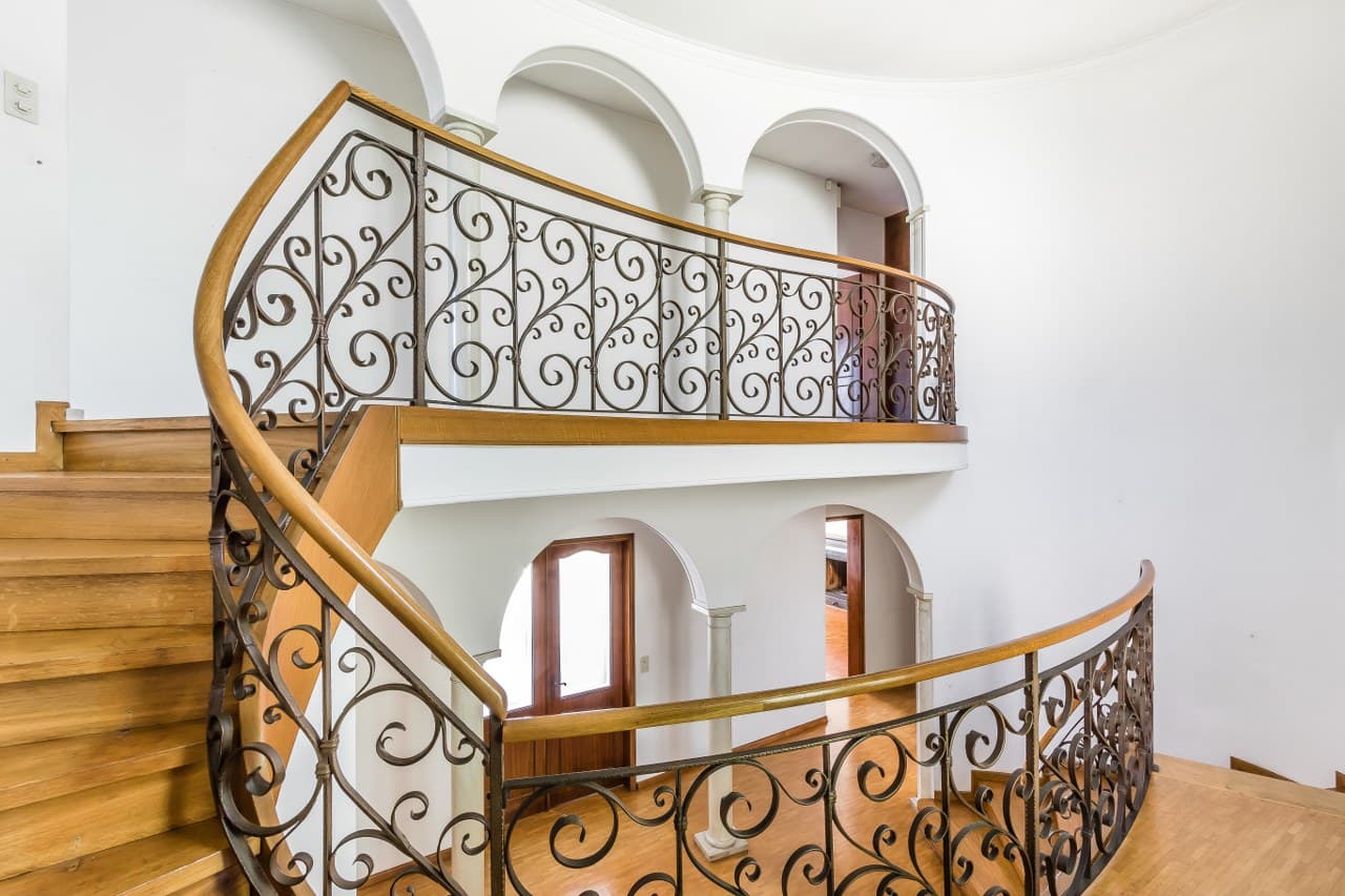 IMPORTANT VILLA WITH POOL - GREAT DEAL!