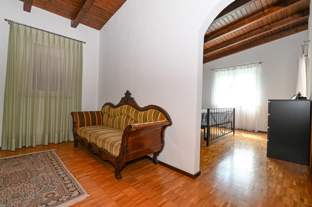 VILLA WITH POOL AND GARDEN