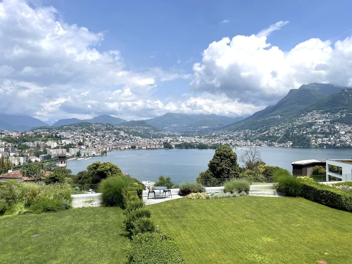 STYLISH 3.5 ROOMS WITH VIEW OF LUGANO GULF.