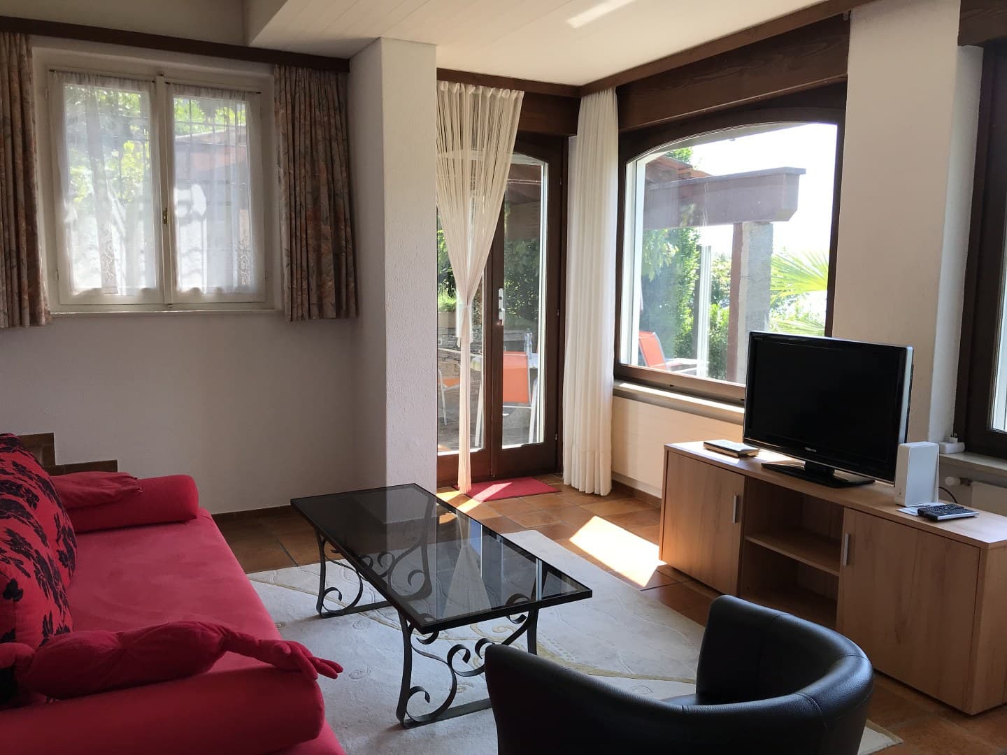 STUNNING FURNISHED 2.5-ROOM APARTMENT WITH PANORAMIC LAKE VIEWS