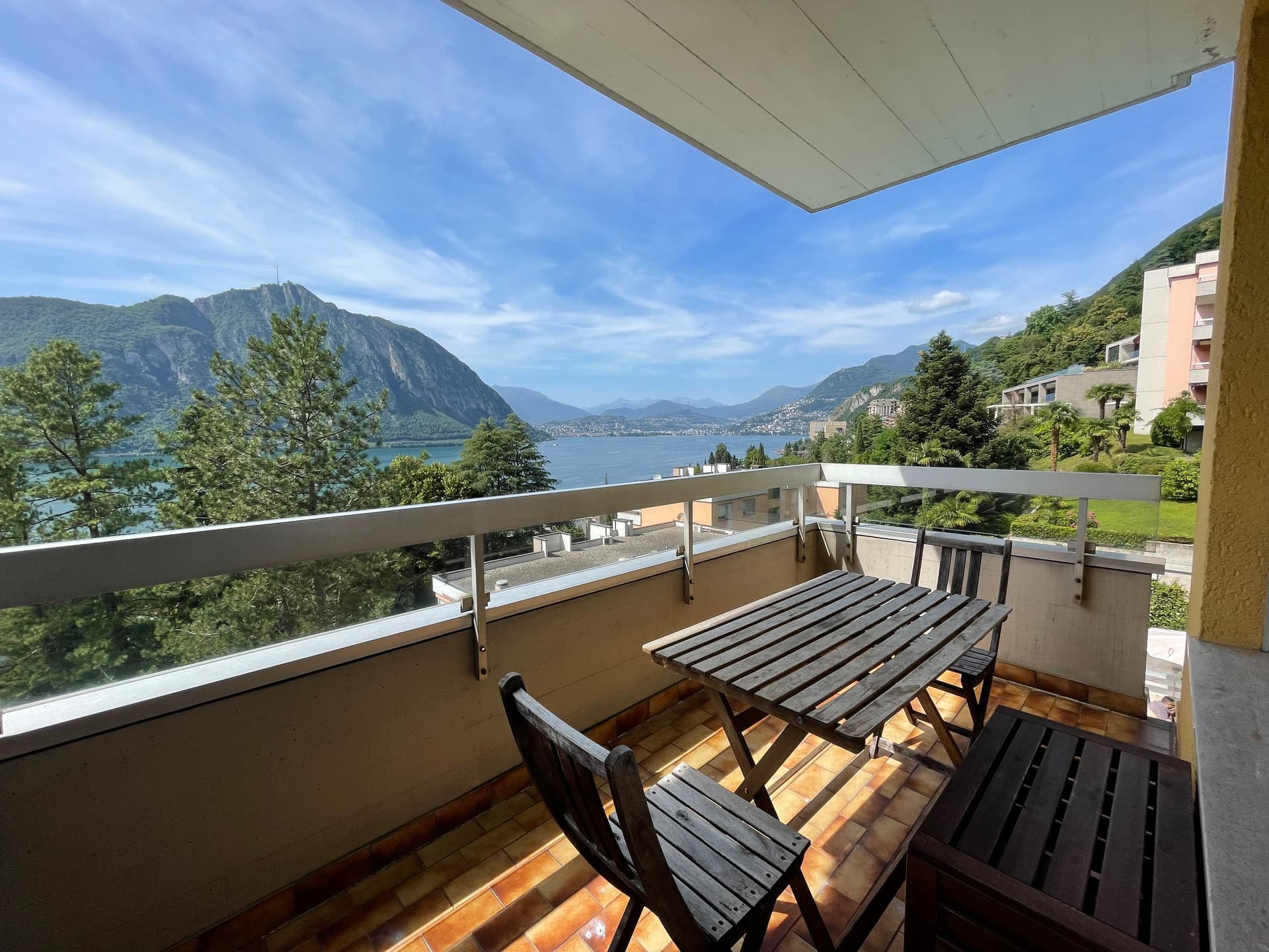  RENOVATED 2.5 ROOM APARTMENT, LOVELY LAKE VIEW