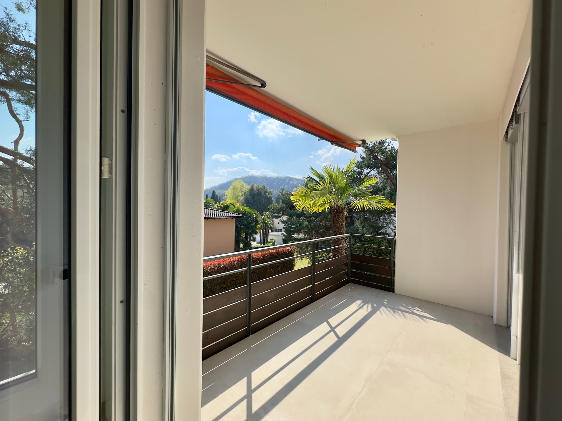 4.5-ROOM RENOVATED APARTMENT - IN BUILDING WITH CONDOMINIUM SWIMMING POOL