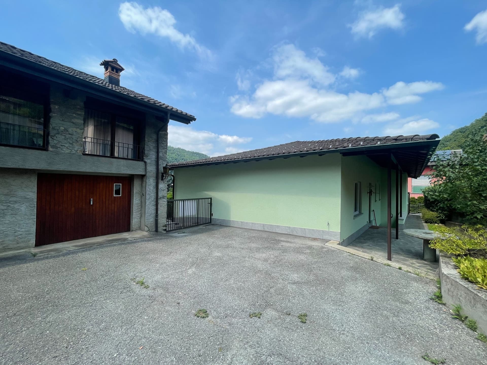SINGLE-FAMILY HOME WITH 4.5 ROOMS