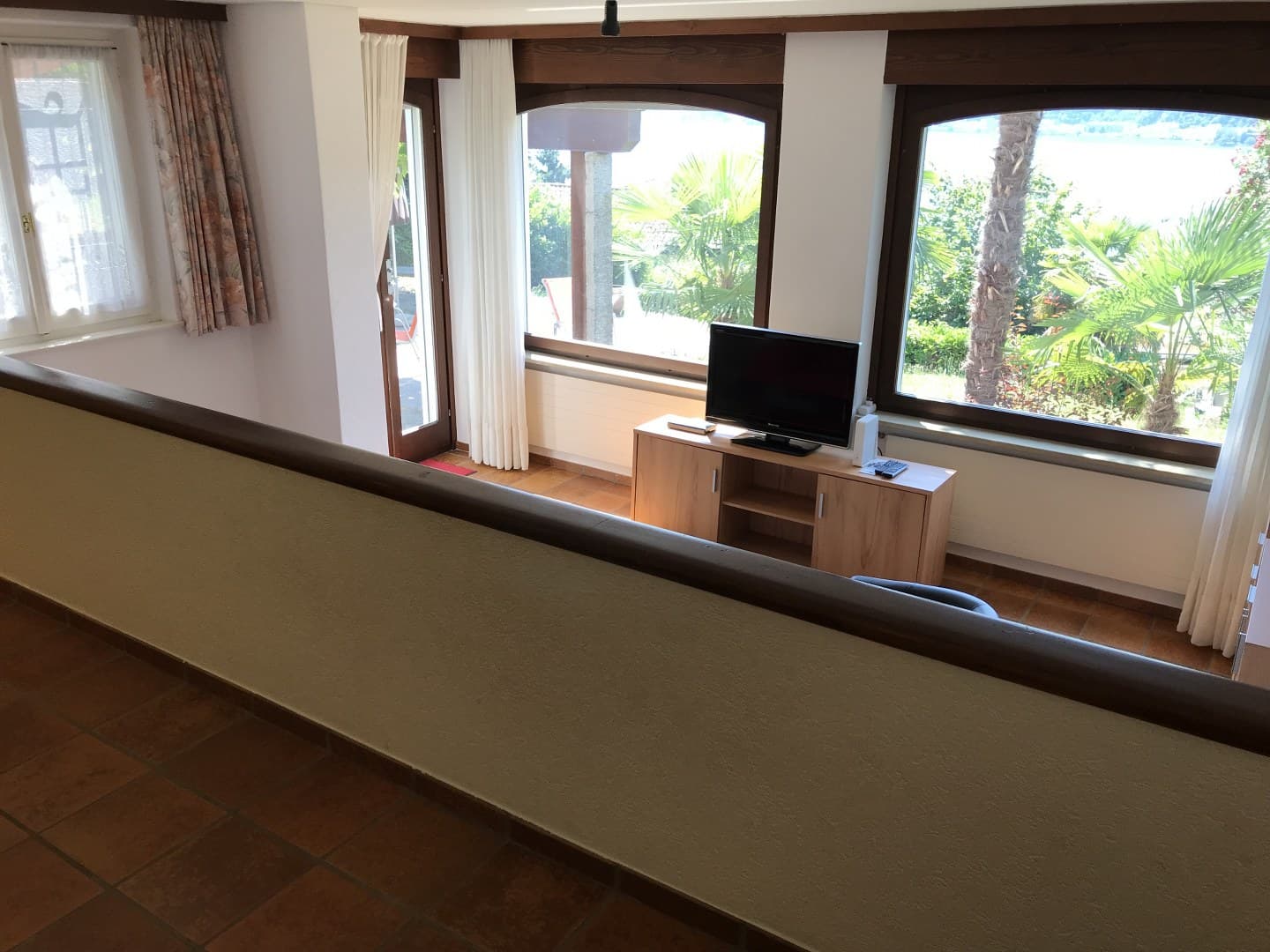 STUNNING FURNISHED 2.5-ROOM APARTMENT WITH PANORAMIC LAKE VIEWS