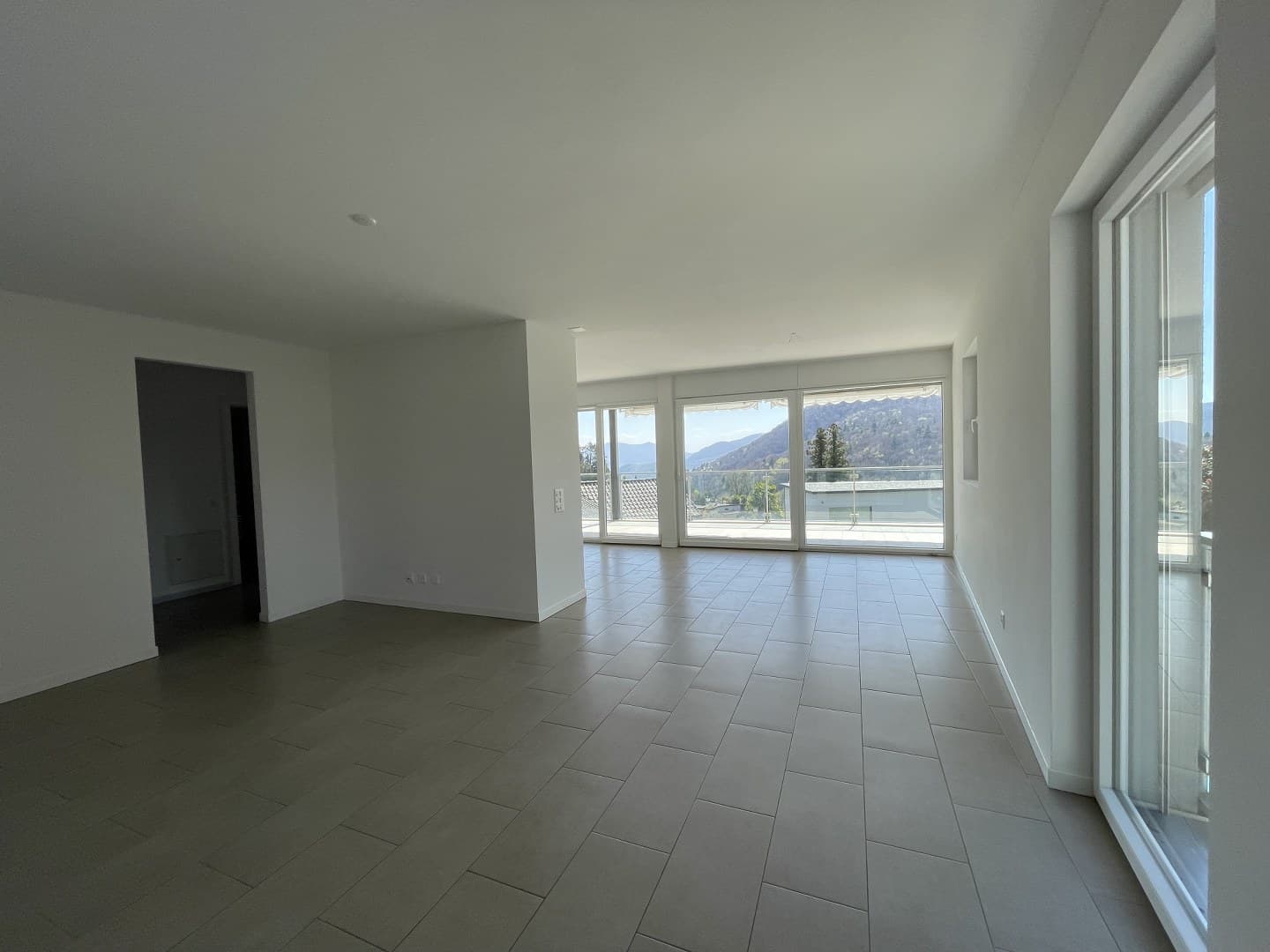 4.5 ROOM APARTMENT WITH LARGE TERRACE AND OPEN VIEW