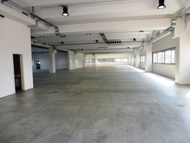 SPACIOUS COMMERCIAL SPACE