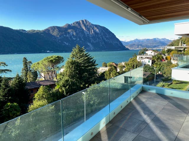 STUNNING LAKEVIEW PENTHOUSE