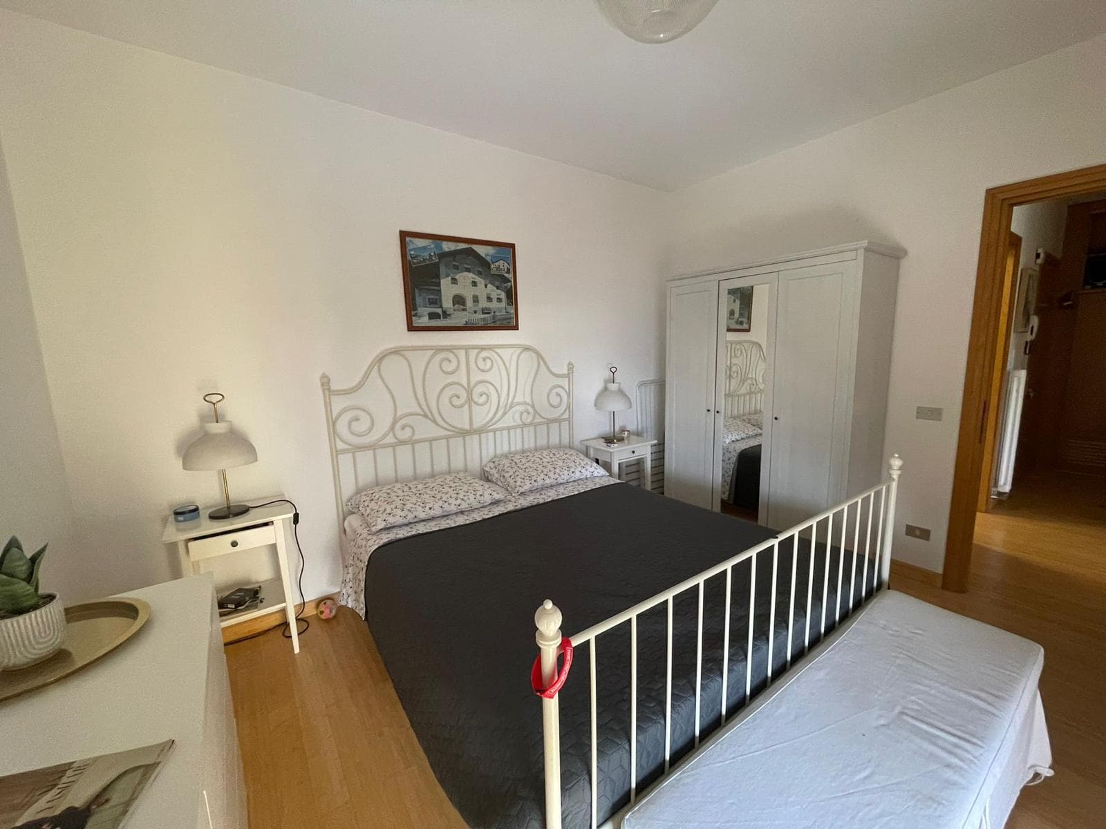  RENOVATED 2.5 ROOM APARTMENT, LOVELY LAKE VIEW