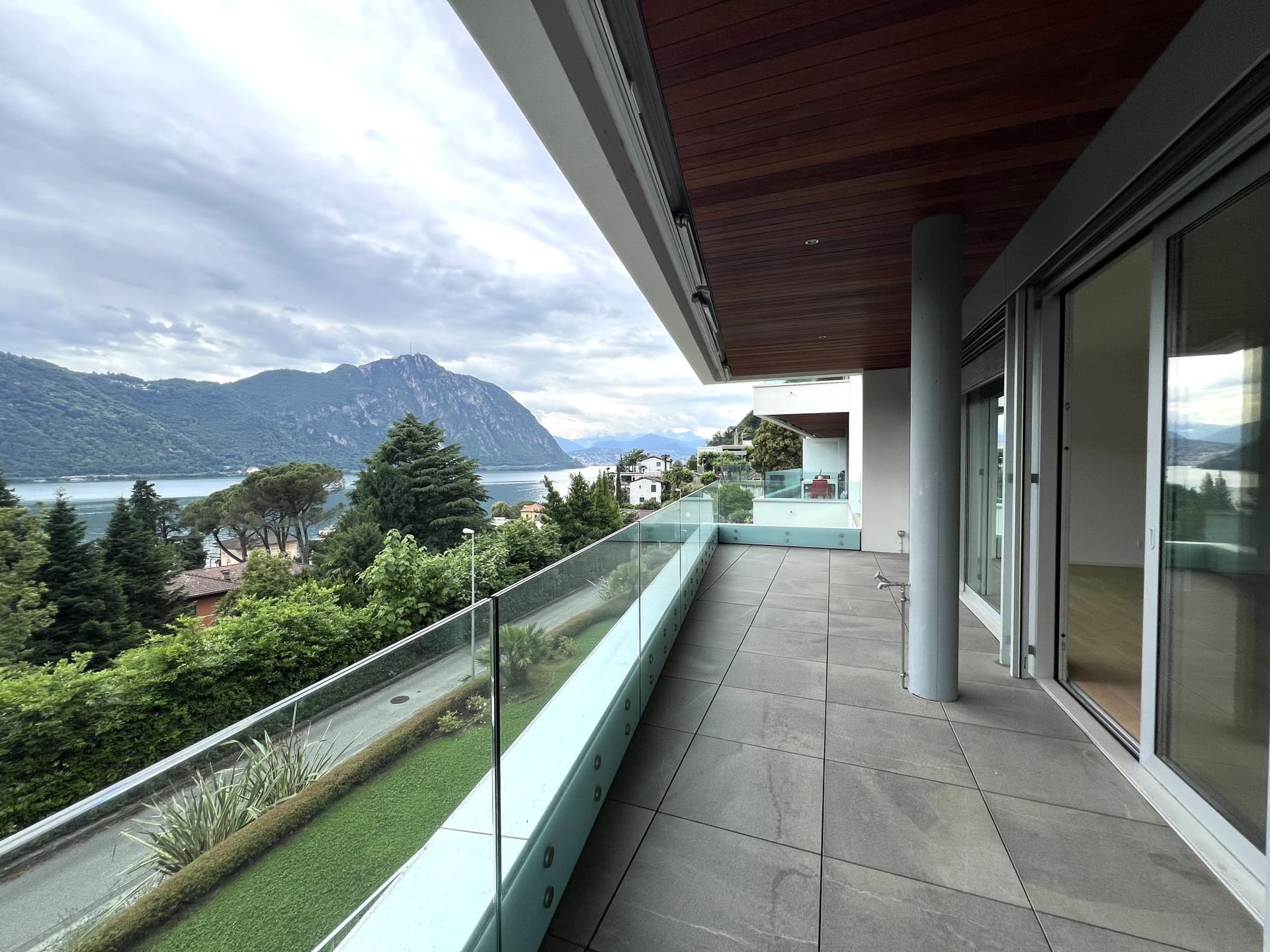 SUNNY 4.5 ROOM APARTMENT WITH LAKE VIEW