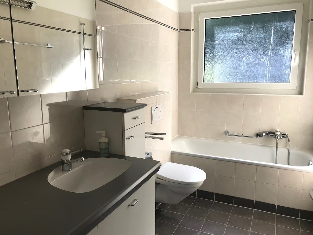4.5 ROOM APARTMENT WITH PARTIAL LAKE VIEW