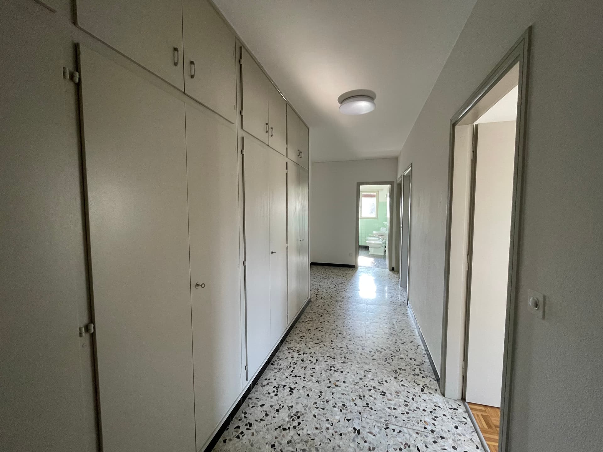 SPACIOUS 3.5 ROOM APARTMENT WITH TERRACE AND OPEN VIEW