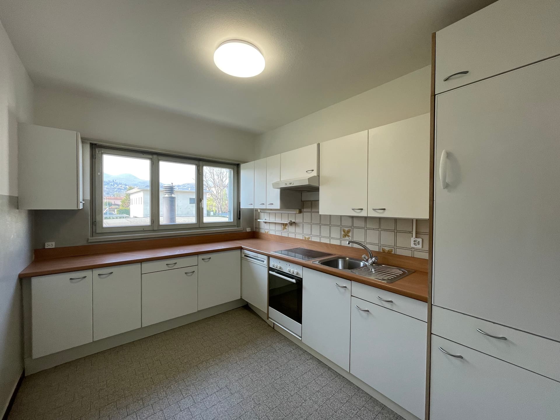 SPACIOUS 3.5 ROOM APARTMENT WITH TERRACE AND OPEN VIEW