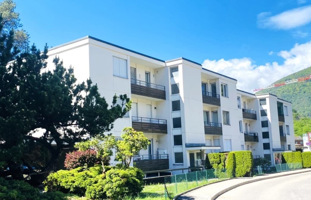 4.5-ROOM RENOVATED APARTMENT - IN BUILDING WITH CONDOMINIUM SWIMMING POOL