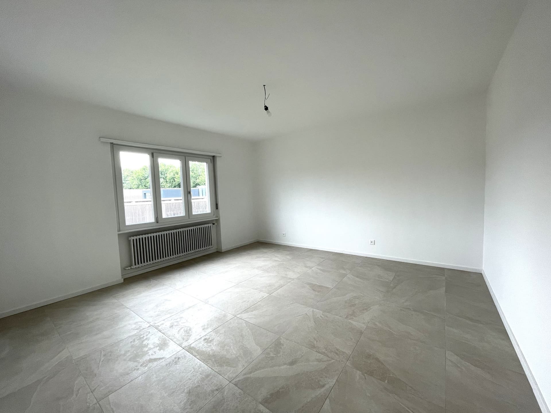 SPACIOUS 3.5 ROOM APARTMENT WITH TERRACE AND OPEN VIEW