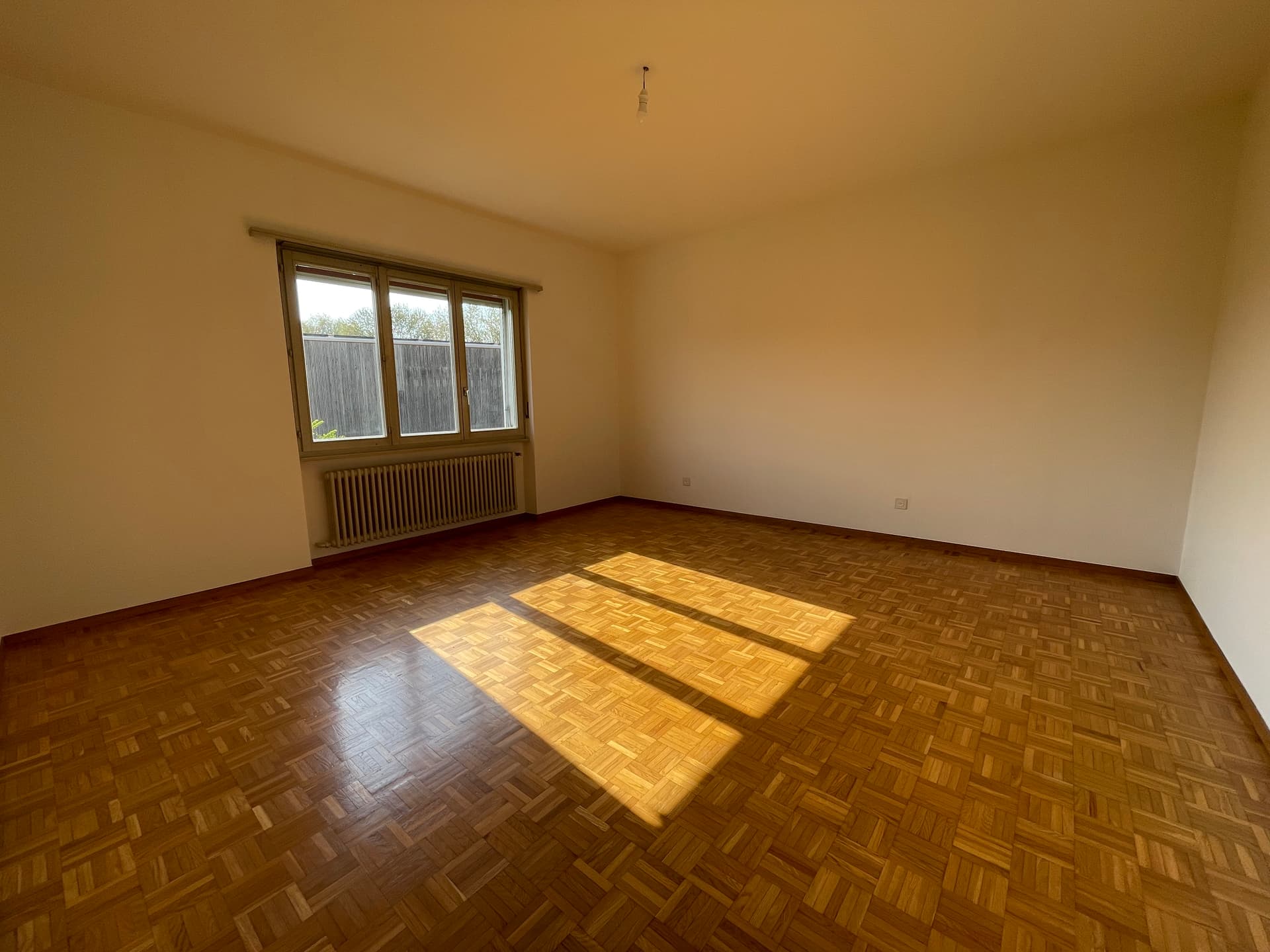 SPACIOUS 3.5 ROOM APARTMENT WITH TERRACE AND OPEN VIEW