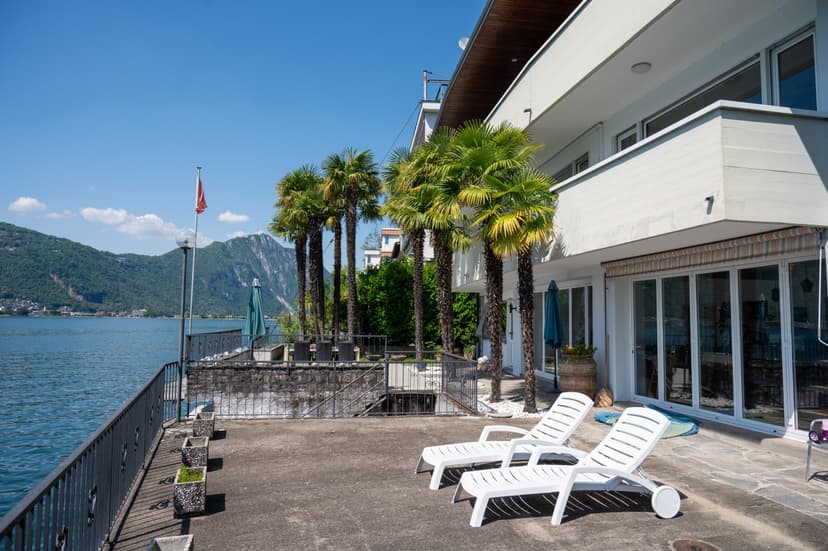 PRESTIGIOUS VILLA ON THE SHORES OF THE LAKE, WITH PRIVATE DOCKS