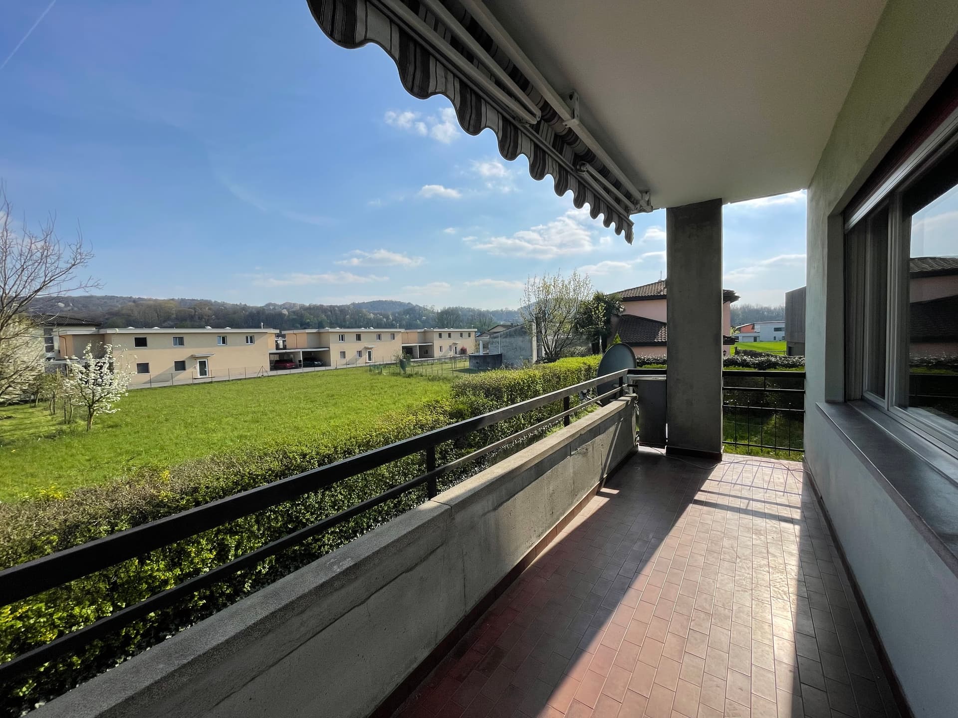 SPACIOUS 3.5 ROOM APARTMENT WITH TERRACE AND OPEN VIEW