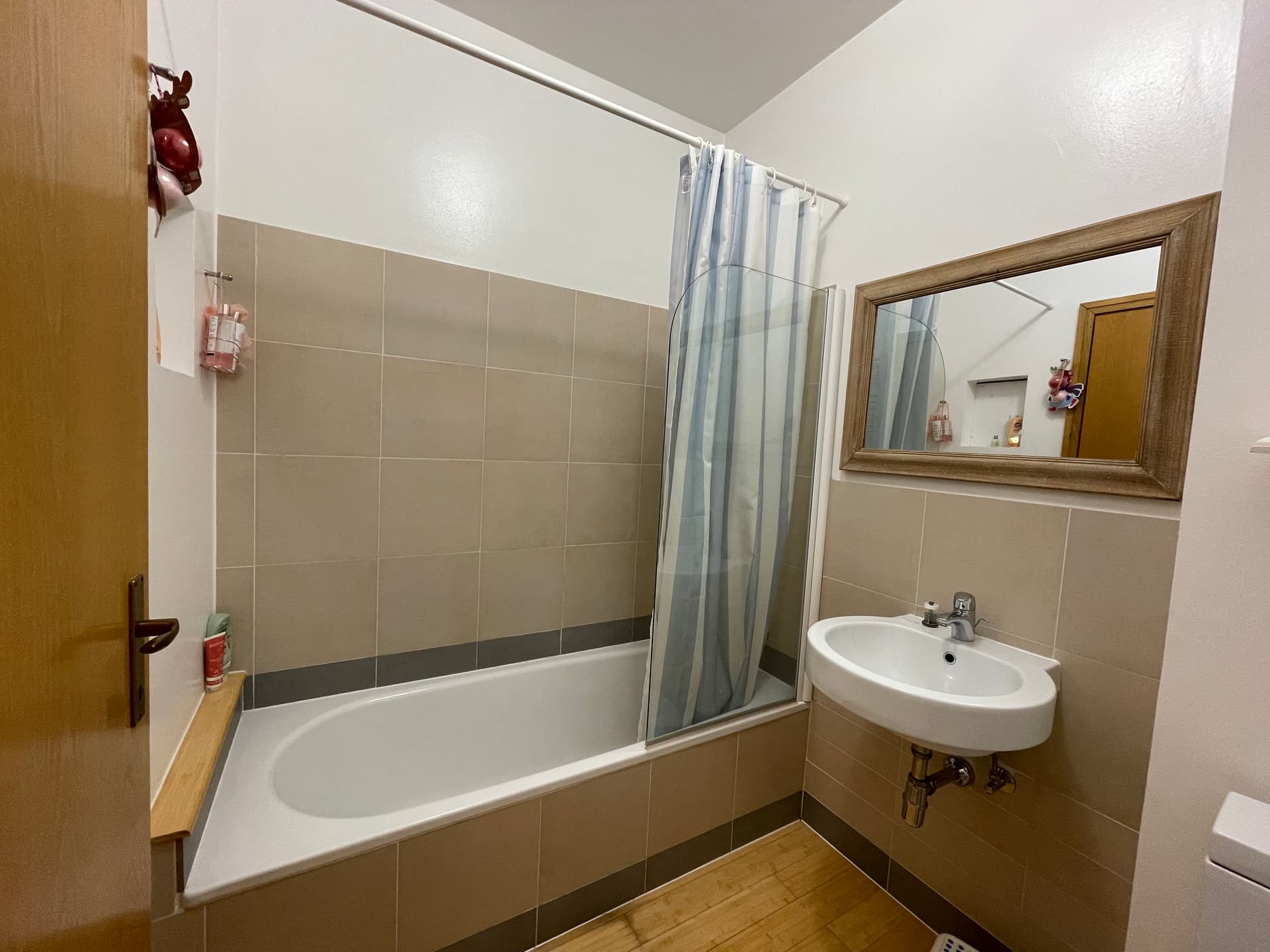  RENOVATED 2.5 ROOM APARTMENT, LOVELY LAKE VIEW