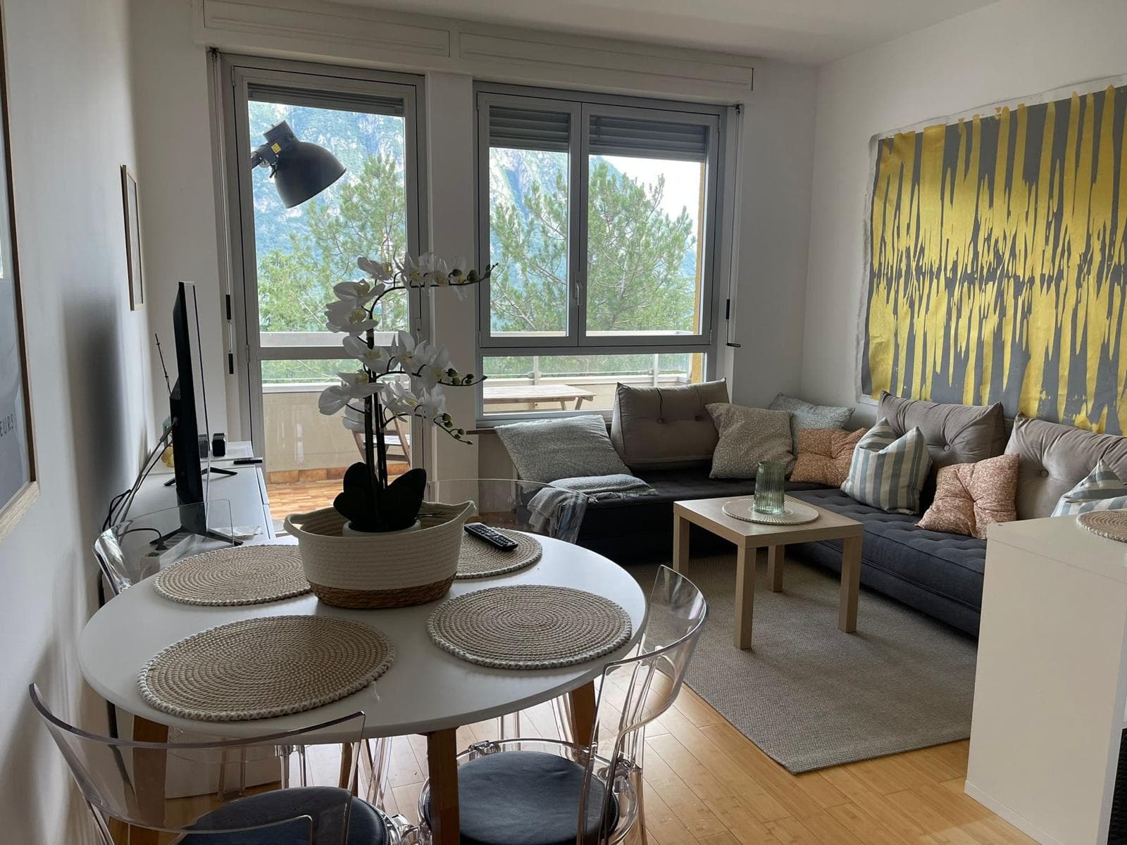  RENOVATED 2.5 ROOM APARTMENT, LOVELY LAKE VIEW