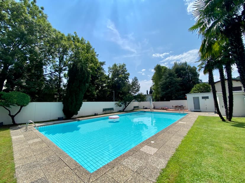 4.5-ROOM RENOVATED APARTMENT - IN BUILDING WITH CONDOMINIUM SWIMMING POOL