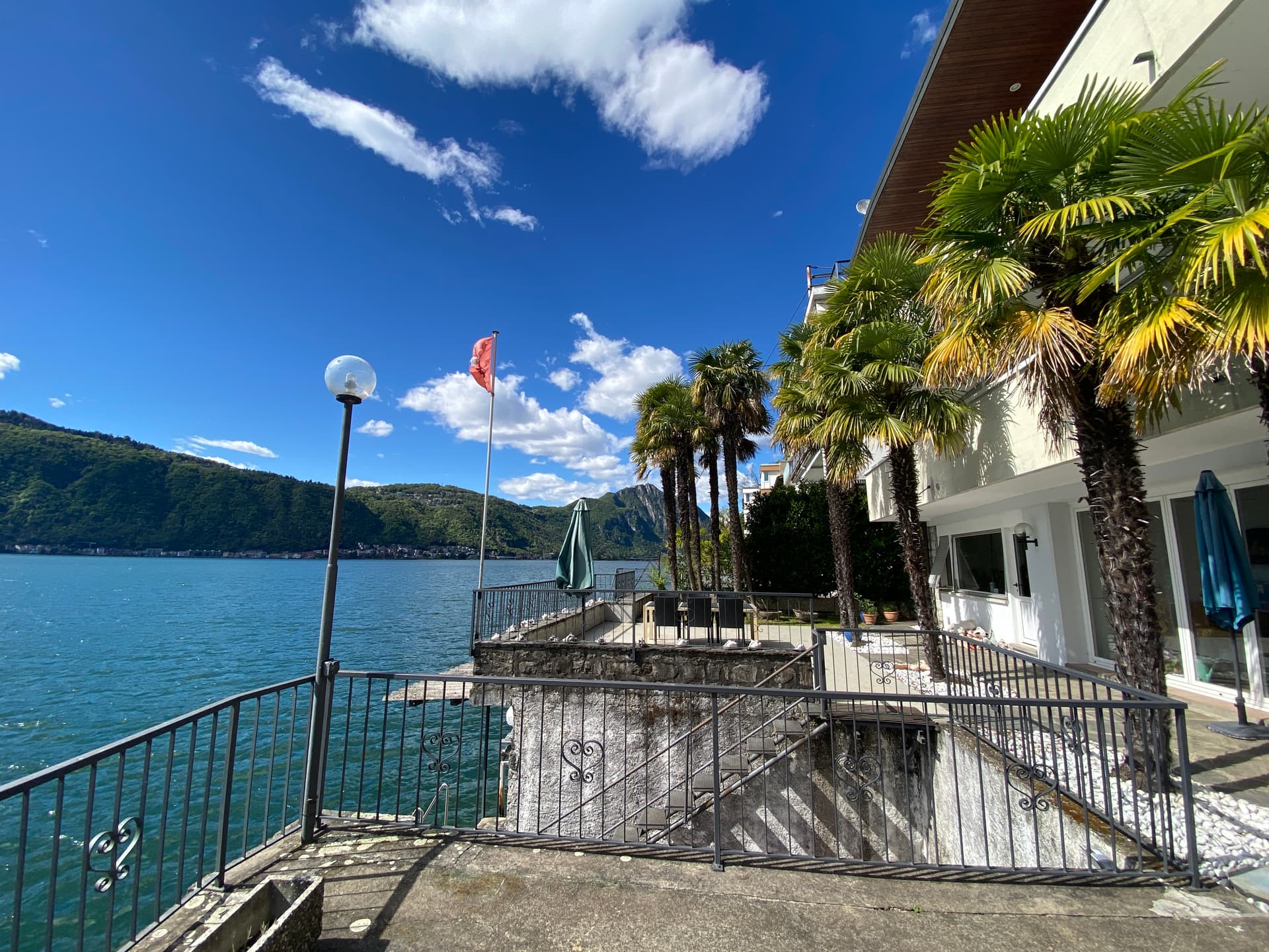 PRESTIGIOUS VILLA ON THE SHORES OF THE LAKE, WITH PRIVATE DOCKS