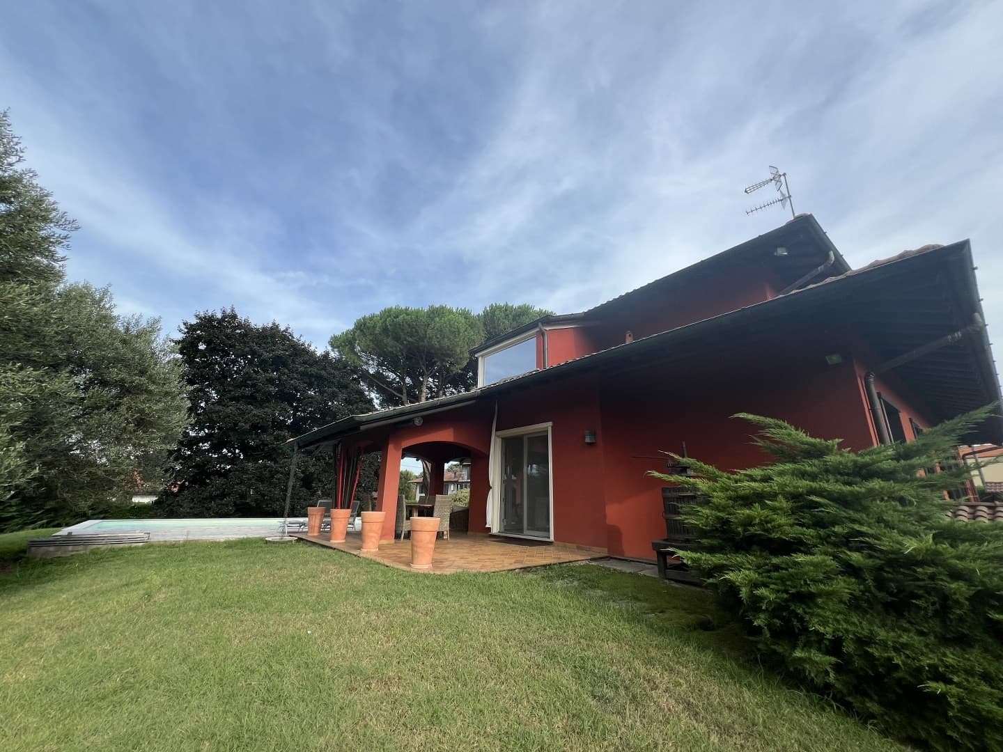 SINGLE VILLA WITH SPACIOUS GARDEN AND POOL