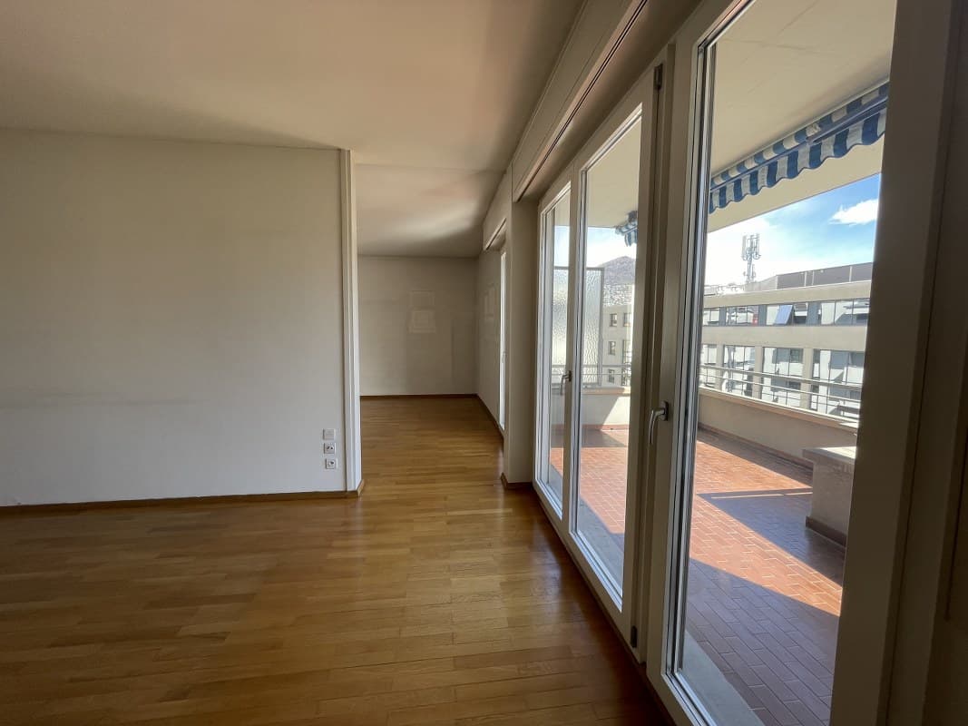 APPARTAMENTO 5.5 LOCALI ALL'ULTIMO PIANO CON AMPIA TERRAZZA, IN FASE DI RISTRUTTURAZIONE