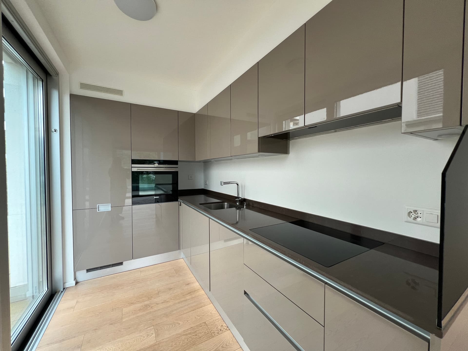 APPARTAMENTO MODERNO 4.5 LOCALI SOLEGGIATO CON VISTA LAGO 