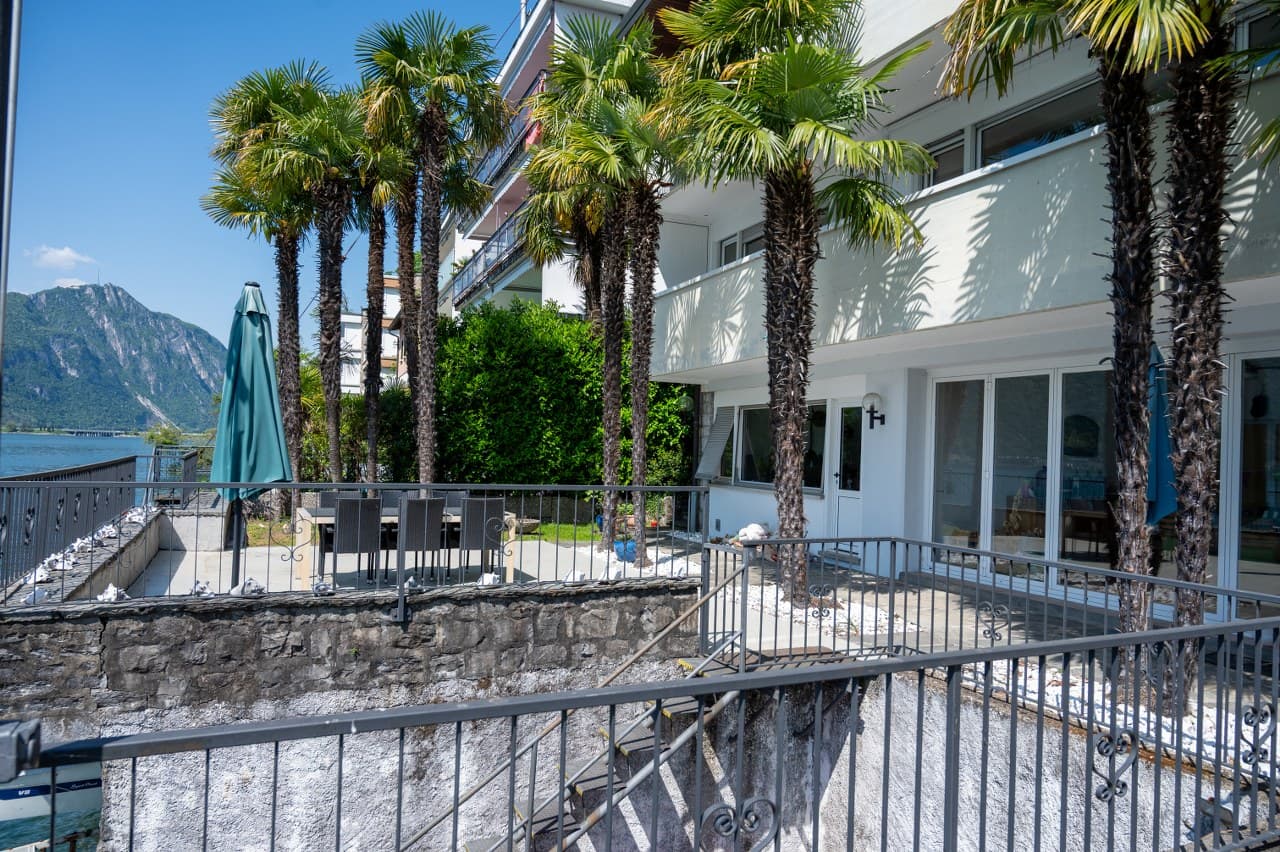 PRESTIGIOUS VILLA ON THE SHORES OF THE LAKE, WITH PRIVATE DOCKS