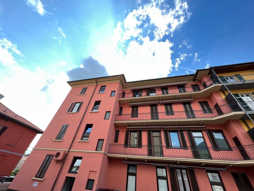 APPARTAMENTO COMPLETAMENTE RINNOVATO DI 2.5 LOCALI AL SECONDO PIANO CON BALCONE