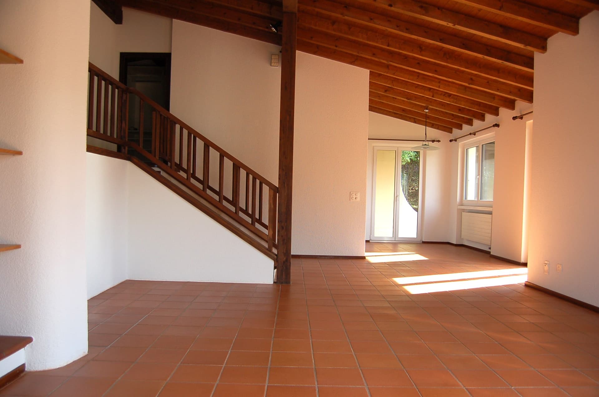 CASA UNIFAMILIARE CON GRANDE AREA VERDE PRIVATA