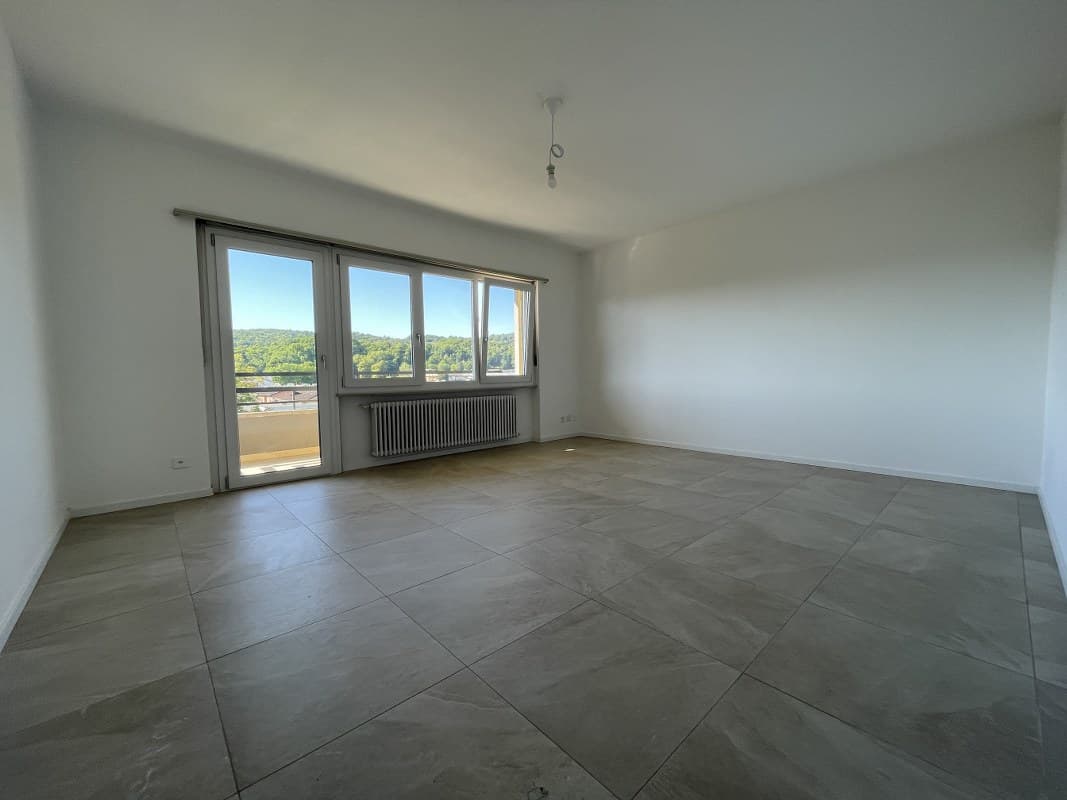 SPAZIOSO APPARTAMENTO DI 4.5 LOCALI CON TERRAZZA E VISTA APERTA