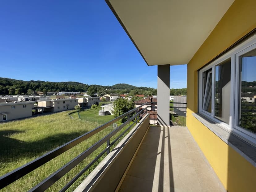 SPAZIOSO APPARTAMENTO DI 4.5 LOCALI CON TERRAZZA E VISTA APERTA