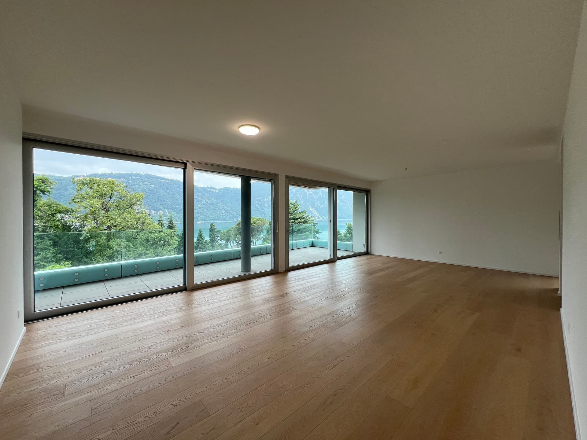 APPARTAMENTO MODERNO 4.5 LOCALI SOLEGGIATO CON VISTA LAGO 