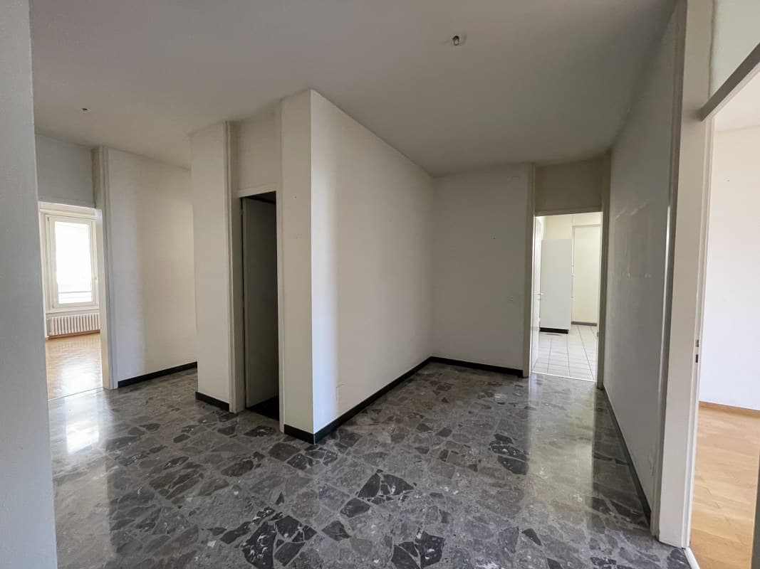 APPARTAMENTO 5.5 LOCALI ALL'ULTIMO PIANO CON AMPIA TERRAZZA, IN FASE DI RISTRUTTURAZIONE