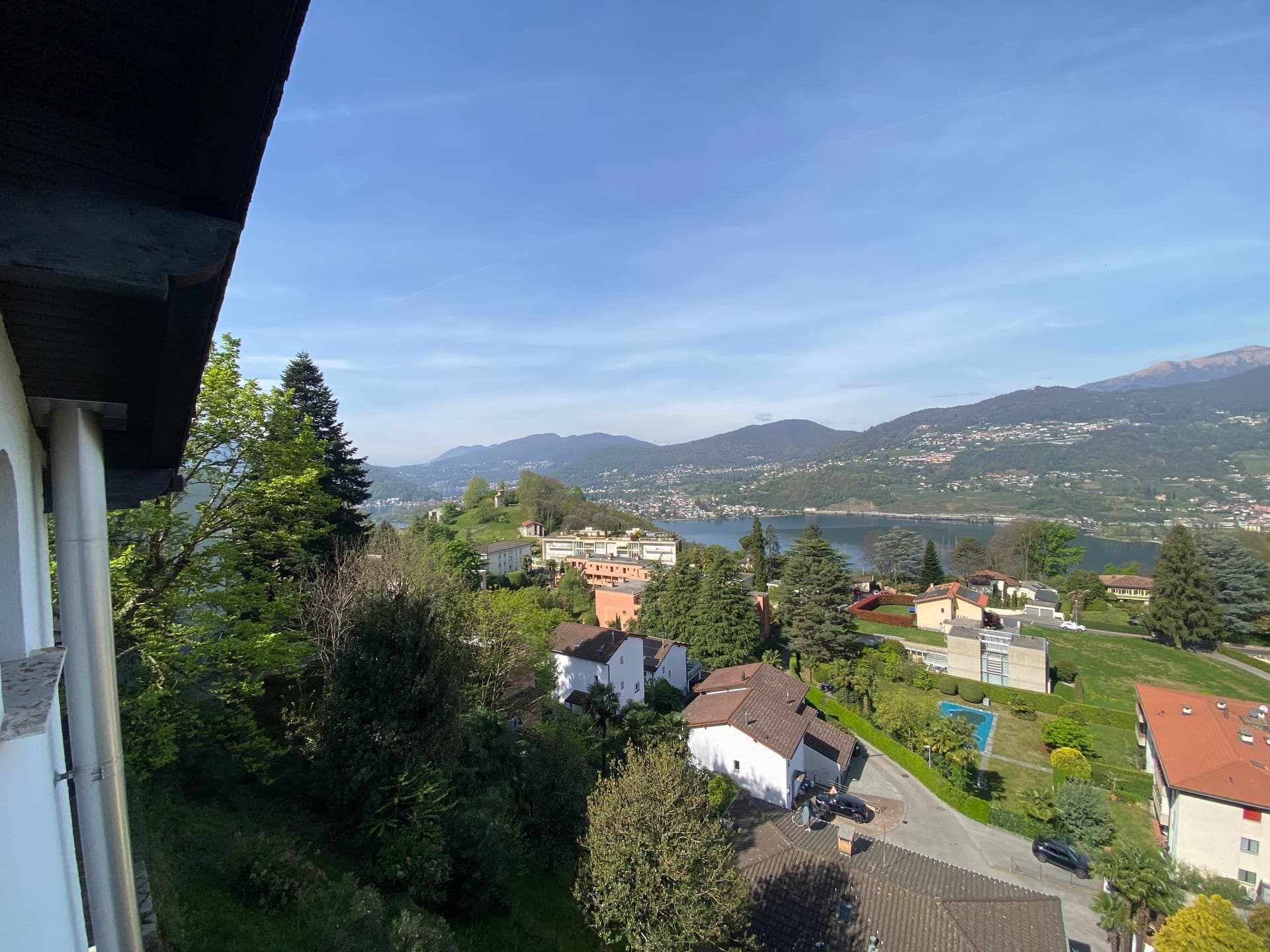 ELEGANTE CASA CON VISTA LAGO NEL CUORE DELLA COLLINA D'ORO 
