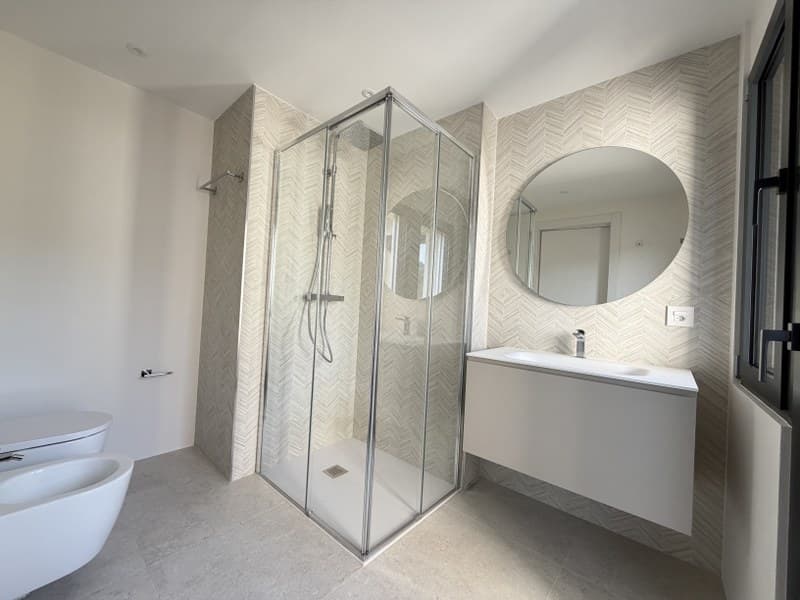 4.5-ROOM PENTHOUSE APARTMENT WITH LAKE VIEW IN ELEGANT BUILDING