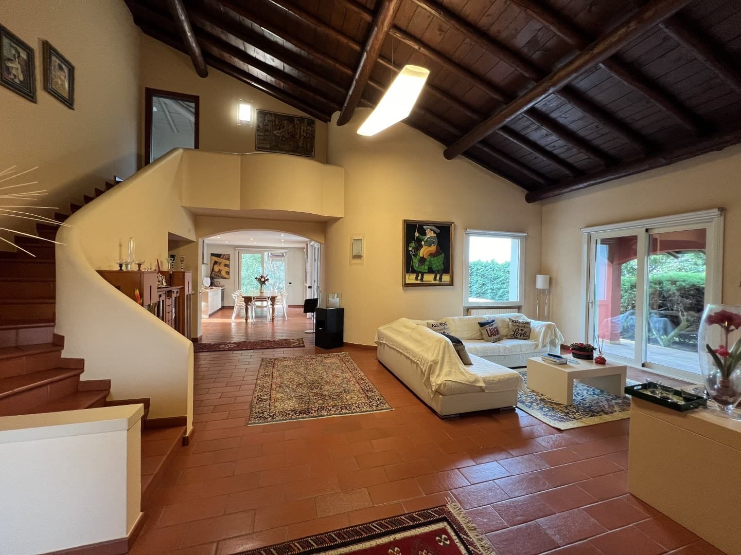 SINGLE VILLA WITH SPACIOUS GARDEN AND POOL