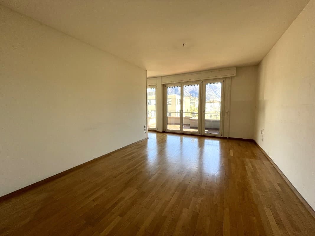 APPARTAMENTO 5.5 LOCALI ALL'ULTIMO PIANO CON AMPIA TERRAZZA, IN FASE DI RISTRUTTURAZIONE