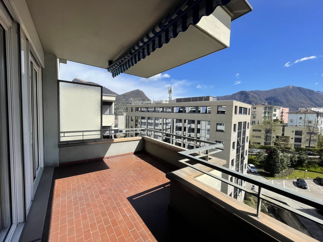 APPARTAMENTO 5.5 LOCALI ALL'ULTIMO PIANO CON AMPIA TERRAZZA, IN FASE DI RISTRUTTURAZIONE