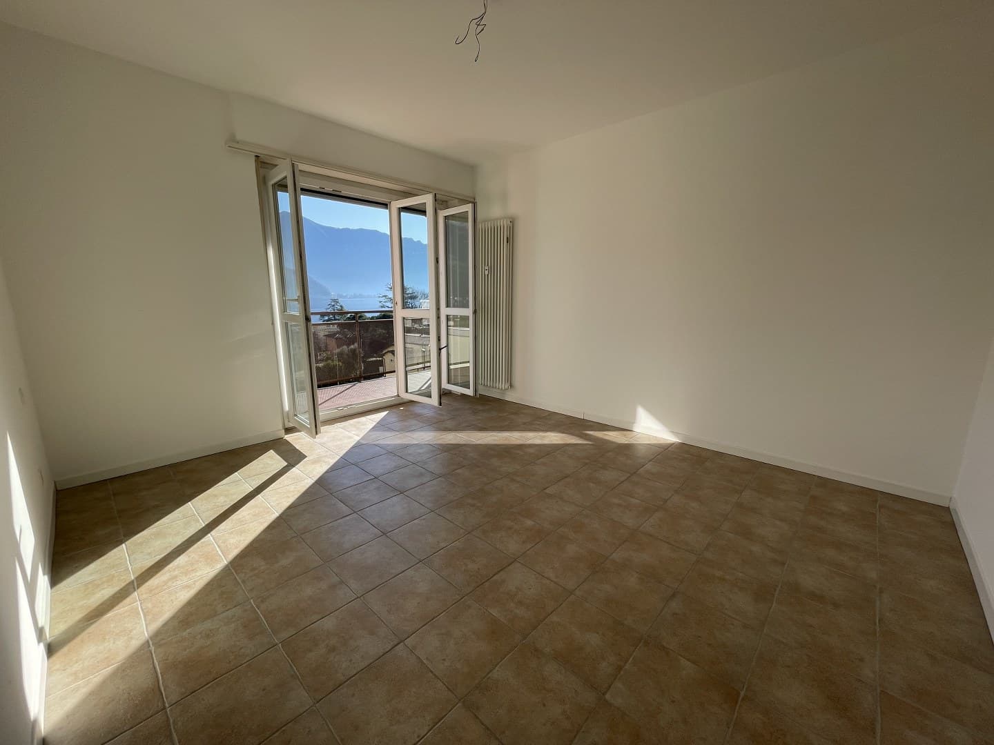 APPARTAMENTO 2.5 LOCALI AL SECONDO PIANO CON VISTA LAGO