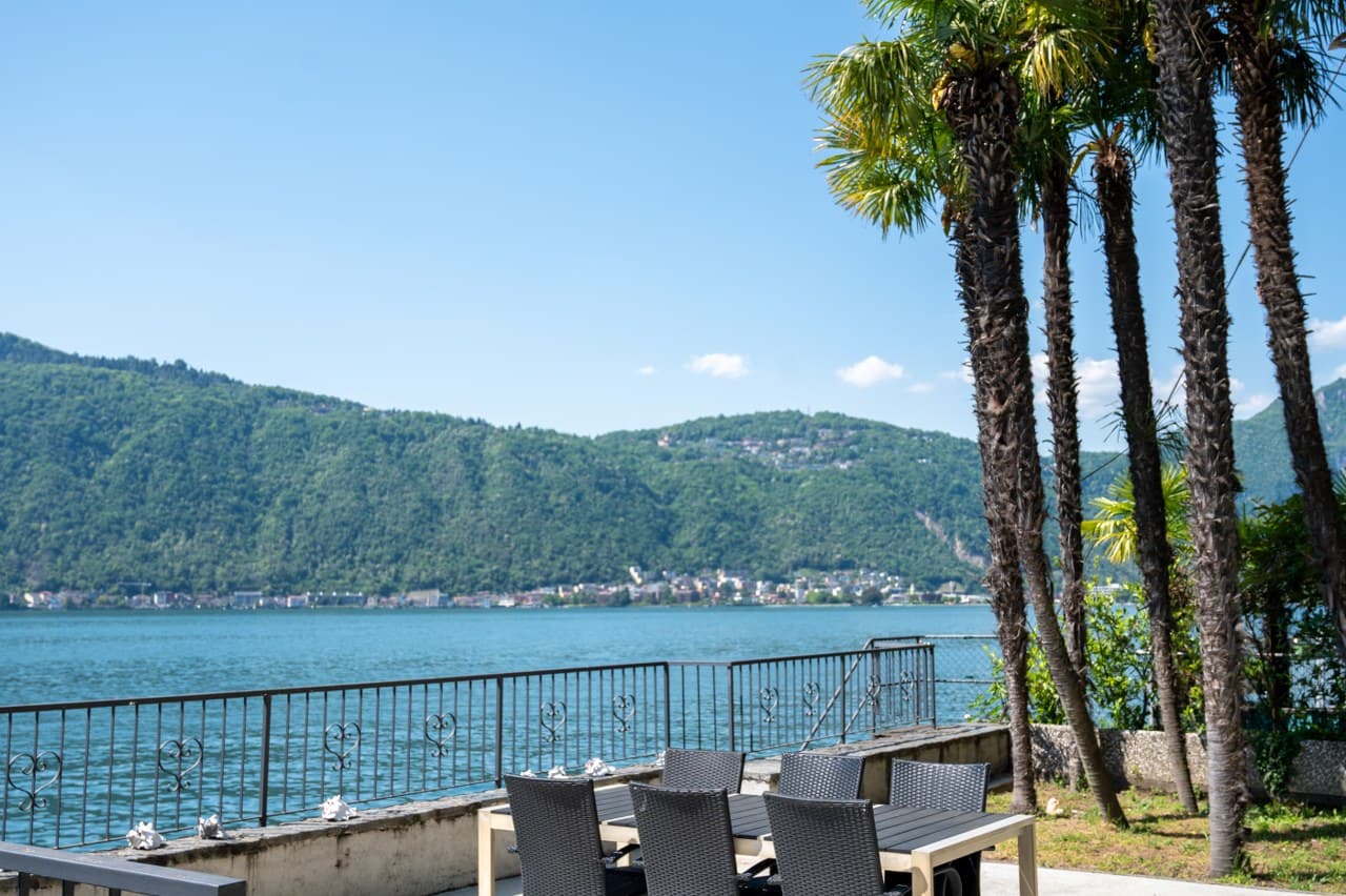 PRESTIGIOUS VILLA ON THE SHORES OF THE LAKE, WITH PRIVATE DOCKS