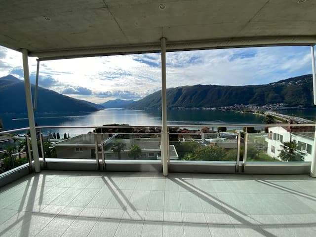 MERAVIGLIOSO ATTICO CON AMPIA TERRAZZA E PANORAMICA VISTA LAGO 